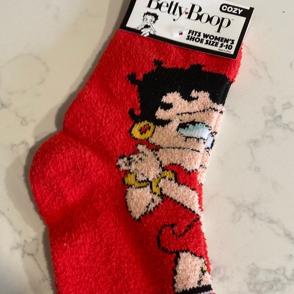 Betty Boop Fuzzy Cozy Red Hearts Graphic Crew Socks Adult Shoe Size 5-10 - Picture 2 of 4